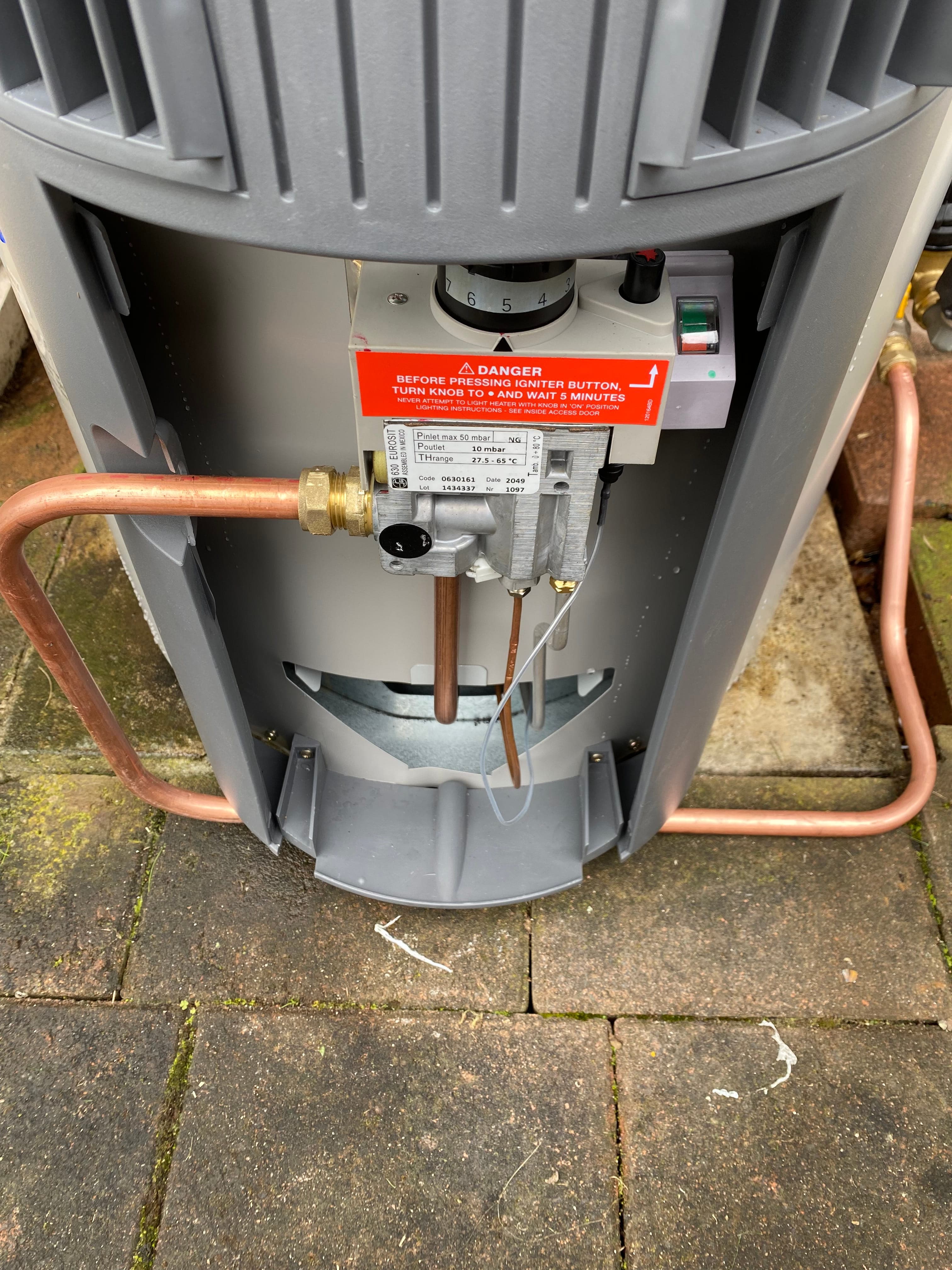Gas-fired outdoor hot water unit with copper gas connection